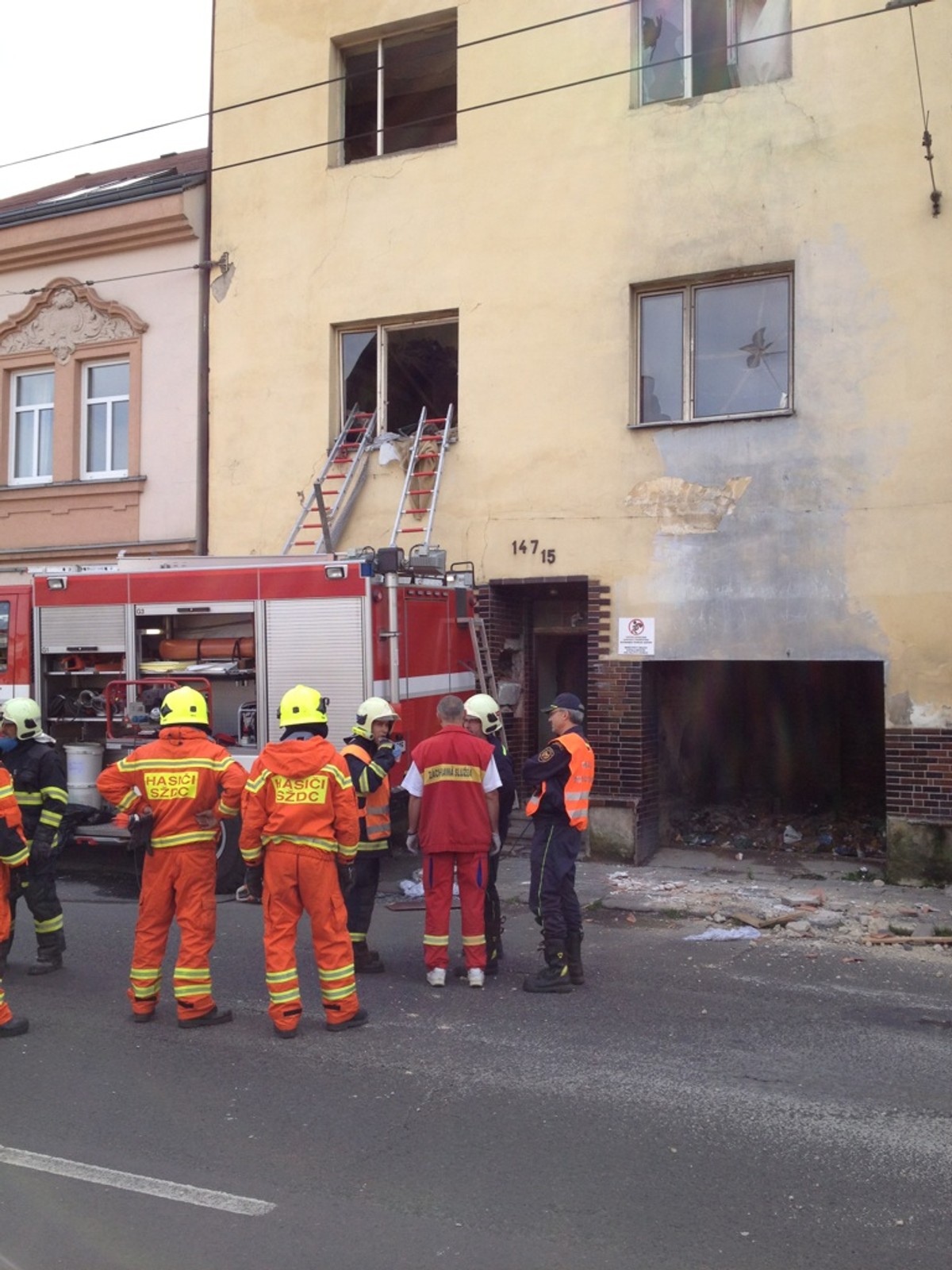 V St Nad Labem Spadl Strop Domu Na Dv Eny Zachra Uj Je Hasi I Tn Cz