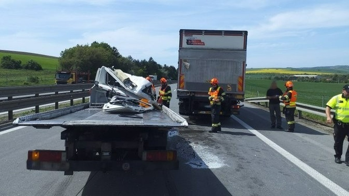 Dálnici D1 zablokovala vážná nehoda Řidič skončil v nemocnici TN cz