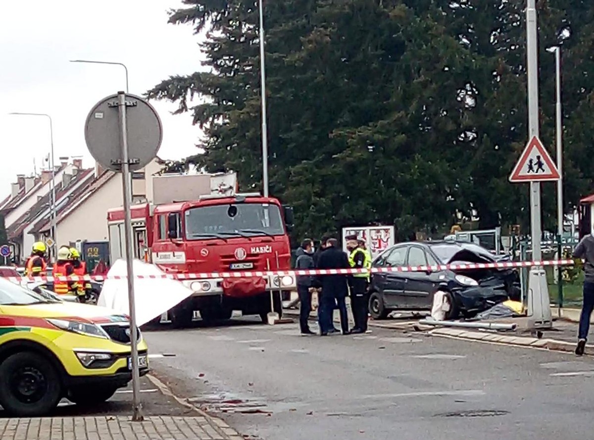 Tragick Dopravn Nehoda Na Vyso In Ena Zem Ela Na P Echodu Tn Cz