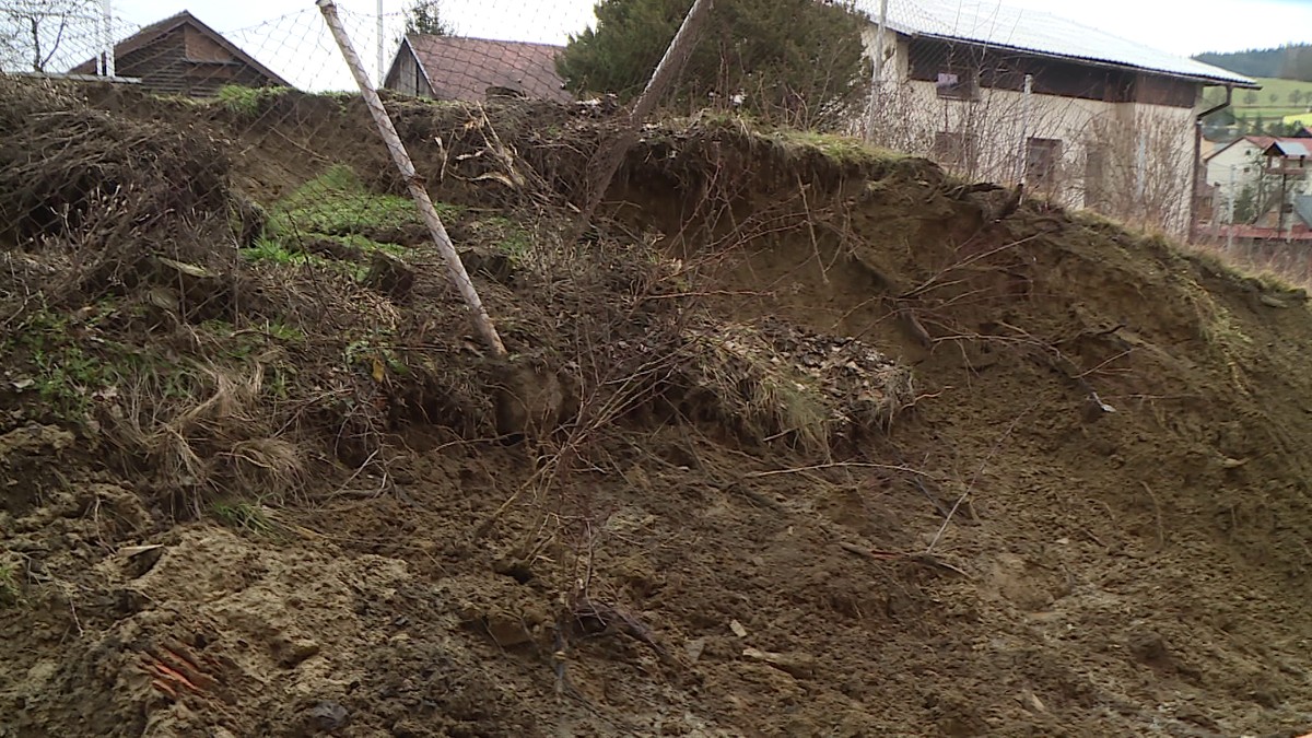 Po T N Sn Hu Se Dala Do Pohybu Hl Na Na Vset Nsku Se Utrhl Svah Tn Cz