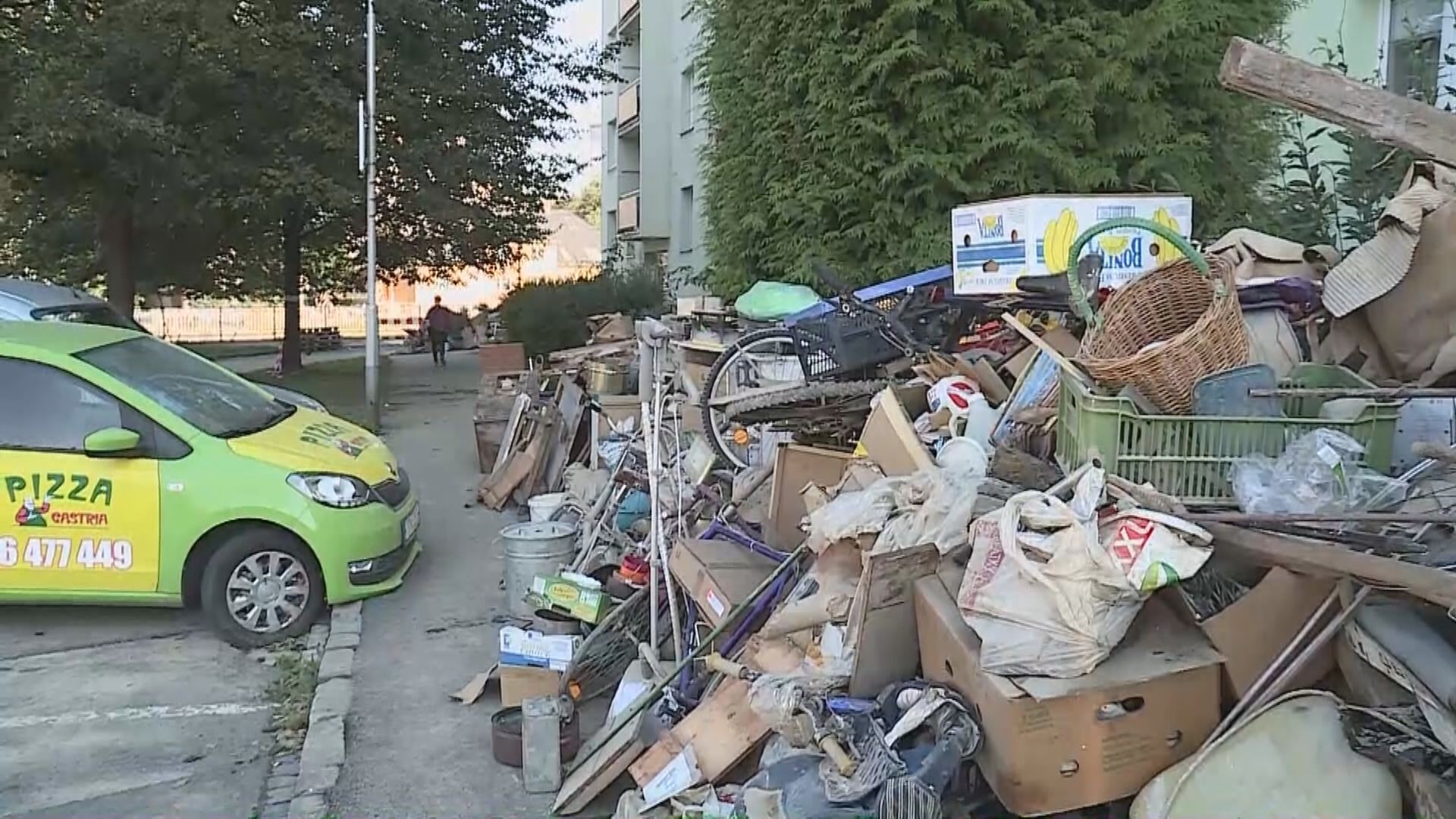 V Opavě likvidují tuny odpadu. Množství by se vešlo do 6 000 kontejnerů