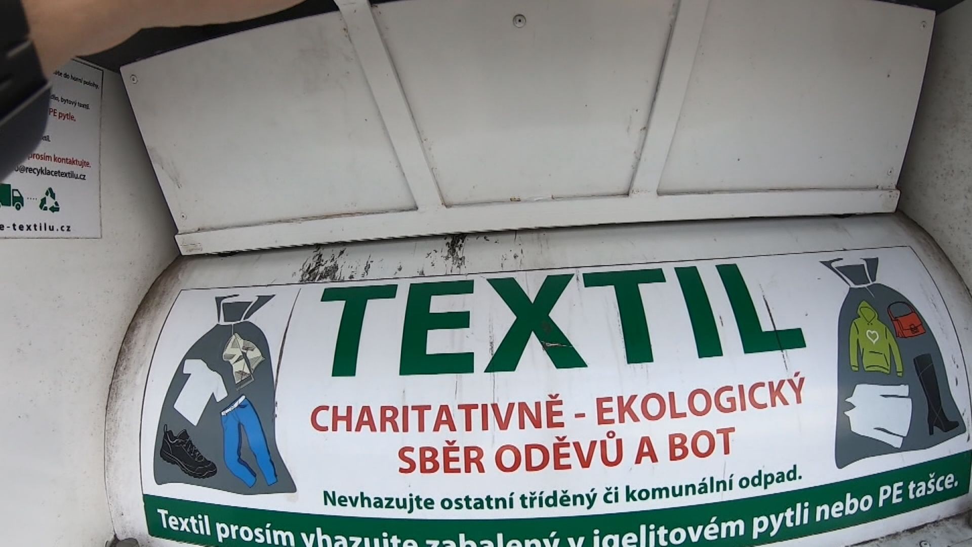 Sběr starého textilu bude povinný. Obce proto musí zajistit nové kontejnery
