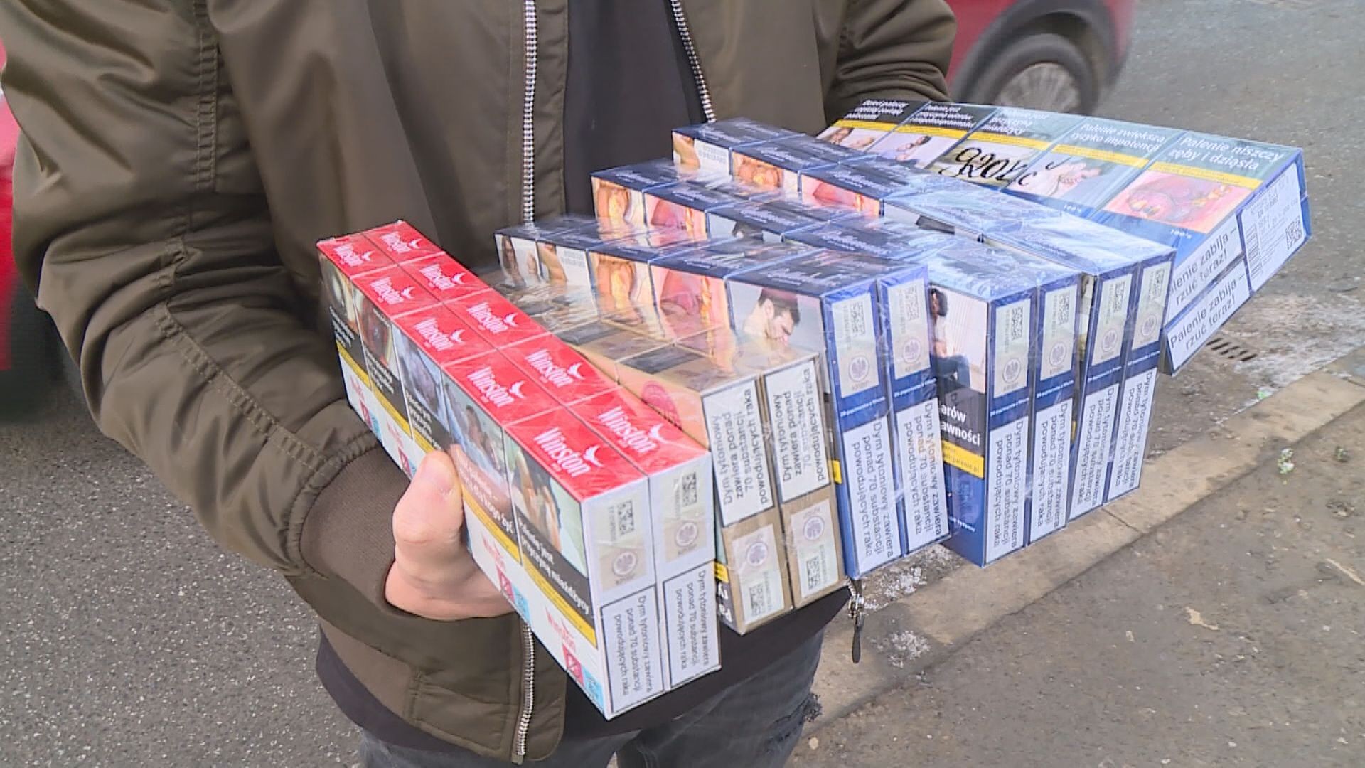 Vláda vybrala méně peněz za cigarety. Lidé je raději kupují v Polsku