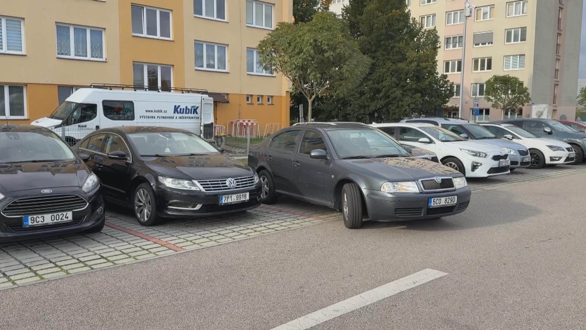 Řidiči bojují o parkovací místa. Jejich nedostatek trápí řadu měst