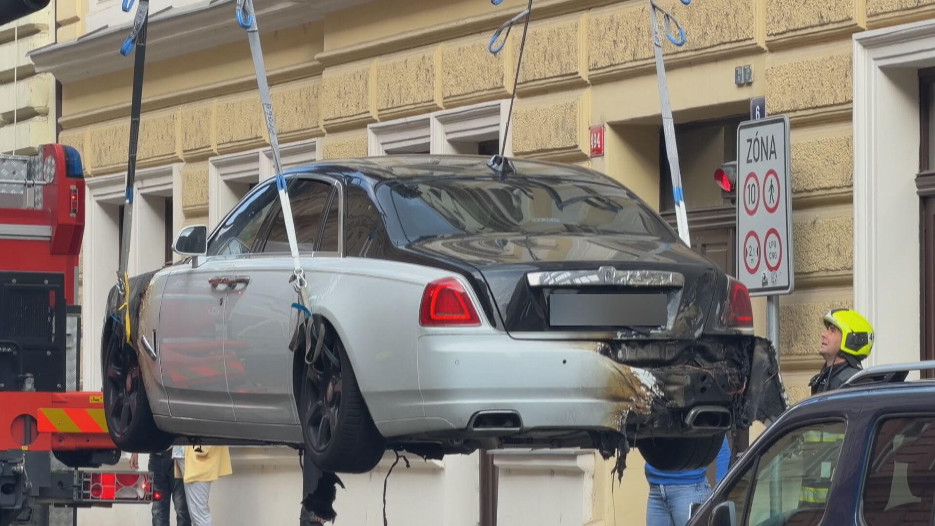 Žhář v Praze zapálil luxusní auto. Majitel za jeho dopadení nabízí půl  milionu