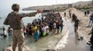 Desetitisíce migrantů už Ceutu opustily. Nedali nám ani chleba, stěžují si