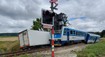 Vlak po srážce s náklaďákem na jihu Čech vyprostili. Železnice ale stále stojí