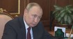 Opuchlý Putin na schůzce vypadal vyčerpaně. Sotva zůstal vzhůru
