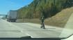 VIDEO: Řidič na D1 potkal muže na elektrokoloběžce. Předjížděl ho ve 120 km/h