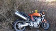 Motorkář narazil zezadu do osobního auta