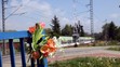První květiny na místě, kde Iveta Bartošová spáchala sebevraždu - 1