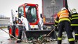 Ve Frýdku-Místku havaroval kamion, vysypalo se z něj pivo - 5