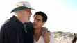 Robert Towne a Colin Farrel během natáčení filmu Zeptej se prachu, 2006