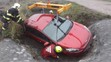 Nacouvala do potoka, vytáhnout auto musela těžká technika