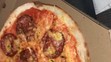 Nález celníků při kontrole kurýra s pizzou