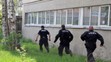 Policisté a hasiči vyhazují bezdomovce z Libně-1