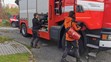 Krimininalisté a hasiči na místě (2)