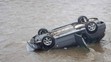 Auto při nehodě na Slovensku spadlo z mostu do řeky - 5