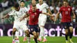 Mexičan Luis Romo (7) v souboji s Lukášem Sadílkem, vpravo je Denis Višinský