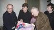 Herci Pavel Nový, Petr Rychlý a Ladislav Potměšil pózují s valentýnským dortem.