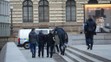 Policejní pokus s figurínou pádu muže