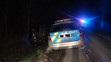 Ujíždějící řidič naboural dvě policejní auta a skončil převrácený v příkopu