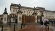 Poškozená brána do Buckinghamského paláce