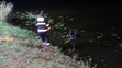 Potápěči uplavané auto nejdřív museli najít, pak ho uvázali a kolegové ho vytáhli pomocí navijáku