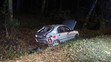 Auto skončilo v lese, oba muži leželi v bezvědomí opodál