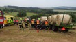 Na poli se převrátil traktor, řidič na místě zemřel