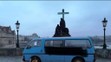 Auta na Karlově mostě - 2