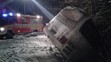 Linkový autobus po nehodě zůstal viset nad roklí - 4