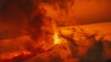 Italská sopka Etna začala chrlit lávu (3)