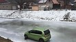 Auto uvízlo na zamrzlé řece - 1
