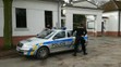 V Čelákovicích hrozil muž přítelkyni i policistům pistolí - 2