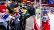David Pastrňák se zdraví s bratrem Jakubem (vlevo), s manželkou Rebeccou a dcerou Freyou Ivy