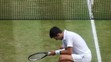 Novak Djokovič přeměřuje výšku pažitu