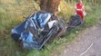 Auto se po nárazu do stromu rozpůlilo-1