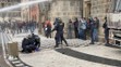 Demonstrace fotbalových chuligánů na Staroměstském náměstí se vyhrotila - 23