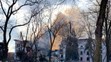 Zničené divadlo v obklíčeném městě Mariupol
