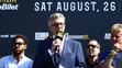 Hlasatel Michael Buffer uvádí vážení mezi Usykem a Duboisem