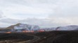 Roztavená láva vychází z pukliny na okraji rybářské vesnice Grindavík, 1. 4. 2025 (1)