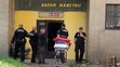 Policisté a hasiči vyhazují bezdomovce z Libně-2