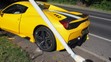 Řidič rozbil žluté ferrari o sloup veřejného osvětlení