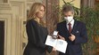 Zuzana Čaputová přebírá medaily (1)