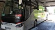 Autobus zůstal zaseknutý pod železničním viaduktem