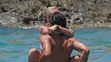 Italský fotbalista Andrea Pirlo se neudržel a v moři se vrhl na svoji přítelkyni Valentinu Baldini - 1