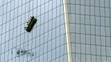 Na mrakodrapu World Trade Center uvízli myči oken - 2