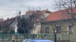 Muž na střeše v obci Kosoř - 1
