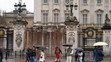Poškozená brána do Buckinghamského paláce